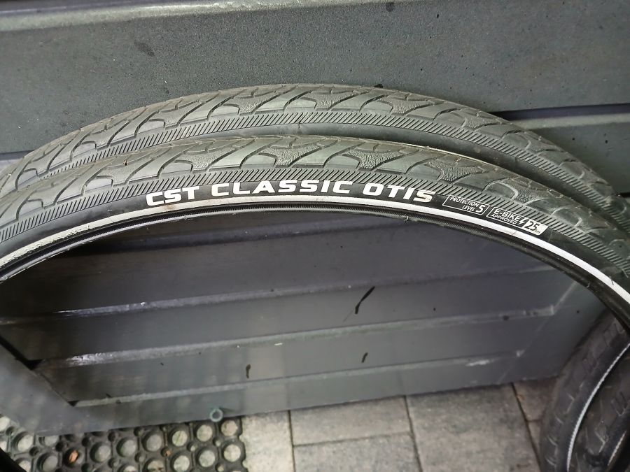 Zwarte banden met reflexi